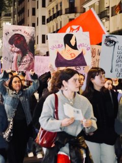 ✊ Si ens toquen a una, ens toquen a totes.  Amb més de 1.300 dones assassinades i centenars de xiquetes i xiquets morts, negar l’existència de la violència masclista o pactar amb qui la nega és ser còmplice. #25N #ViolènciaMasclista